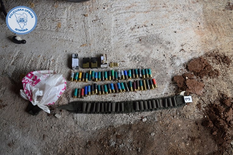 Uhićeni zbog iznude, prijetnji, neovlaštenog snimanja... Policija im pretresla kuće