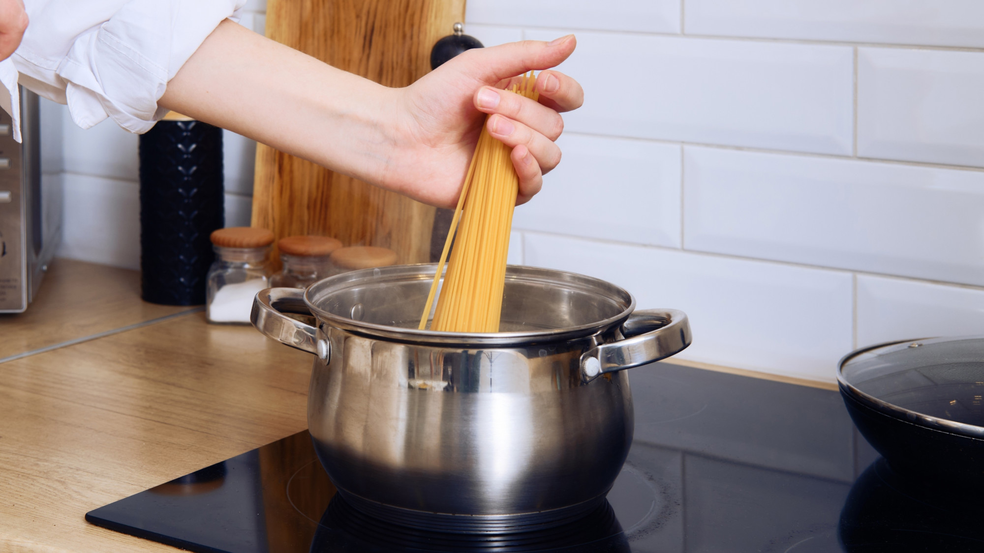 3 kuhara odgovorila treba li dodavati ulje u vodu za tjesteninu