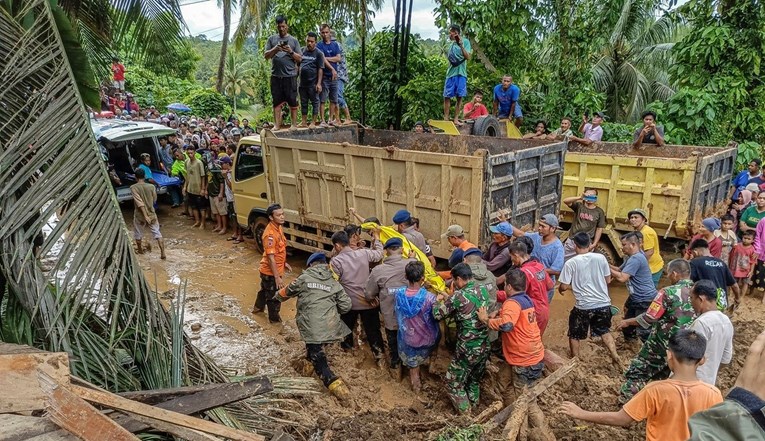 U Indoneziji poplave i klizišta. Poginulo je 26 ljudi, broj mrtvih bi mogao rasti
