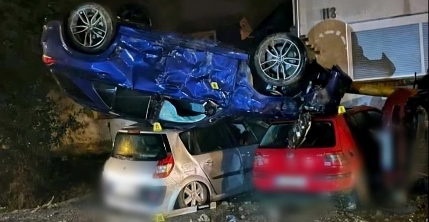 FOTO Nesreća u Slatini, auto završio na krovu dva druga auta