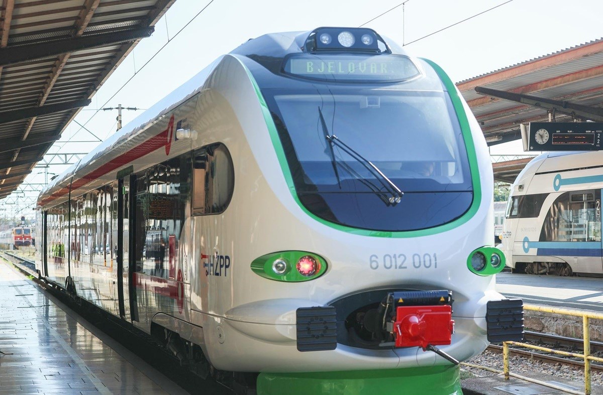 FOTO Hrvatskim prugama od danas vozi prvi baterijski vlak