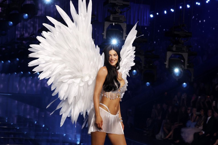Nastup Kylie Jenner na reviji Victoria's Secreta pokrenuo je novi trend