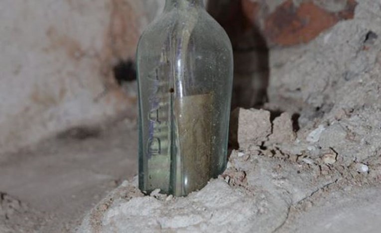 Na Silbi pronađena boca s misterioznom porukom iz 1922. godine