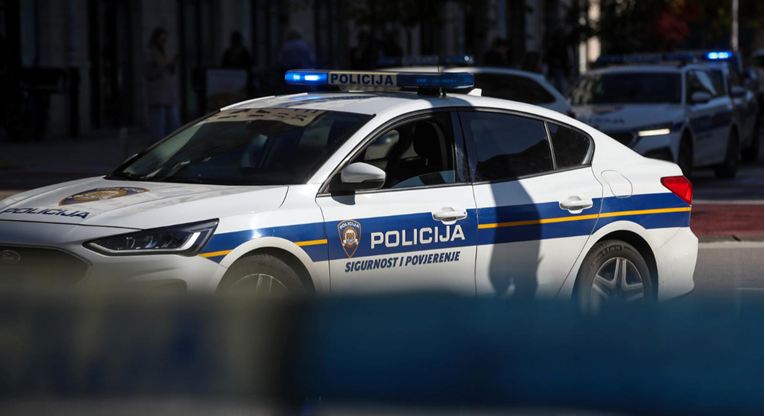 Pijan, bez vozačke, s lažnim tablicama skrivio dvostruki sudar pa pobjegao