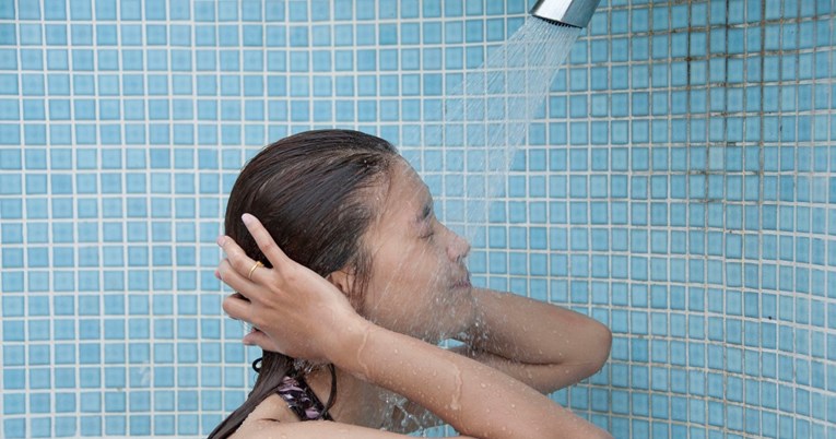 Stručnjakinje otkrile može li pranje lica tijekom tuširanja biti štetno za vašu kožu