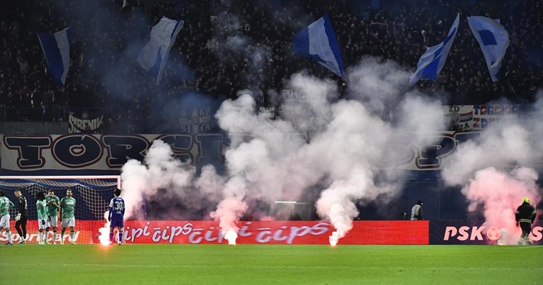 Torcida u 3. minuti bacala baklje na teren, skoro pogodila golmana Hajduka