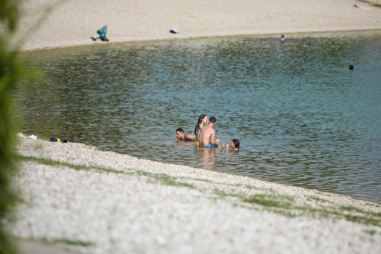 Zagrepčani spas od vrućine potražili na Jarunu, neki se kupali u jezeru