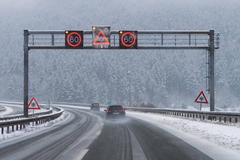 Upaljen crveni meteoalarm. Snijeg, orkanska bura, poledica...