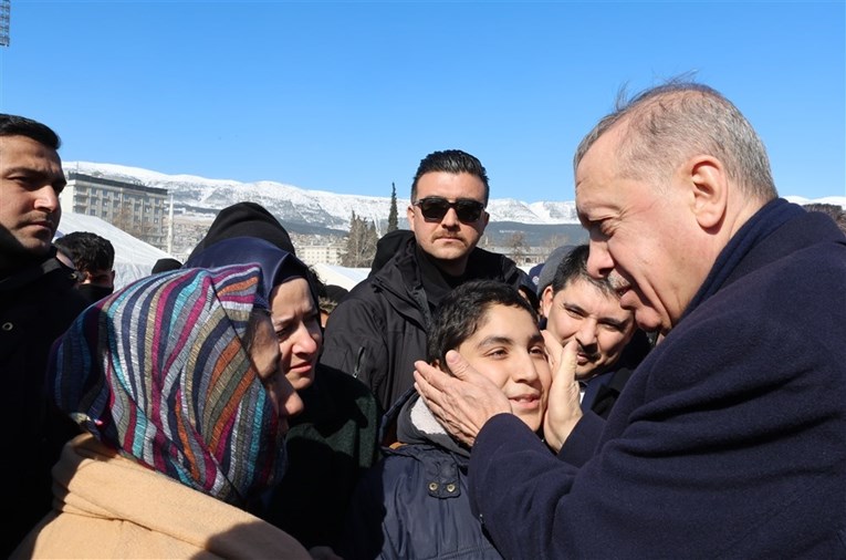 Gotovo 22.000 mrtvih, ljudi umiru od hladnoće i gladi. Erdogan razbjesnio izjavom