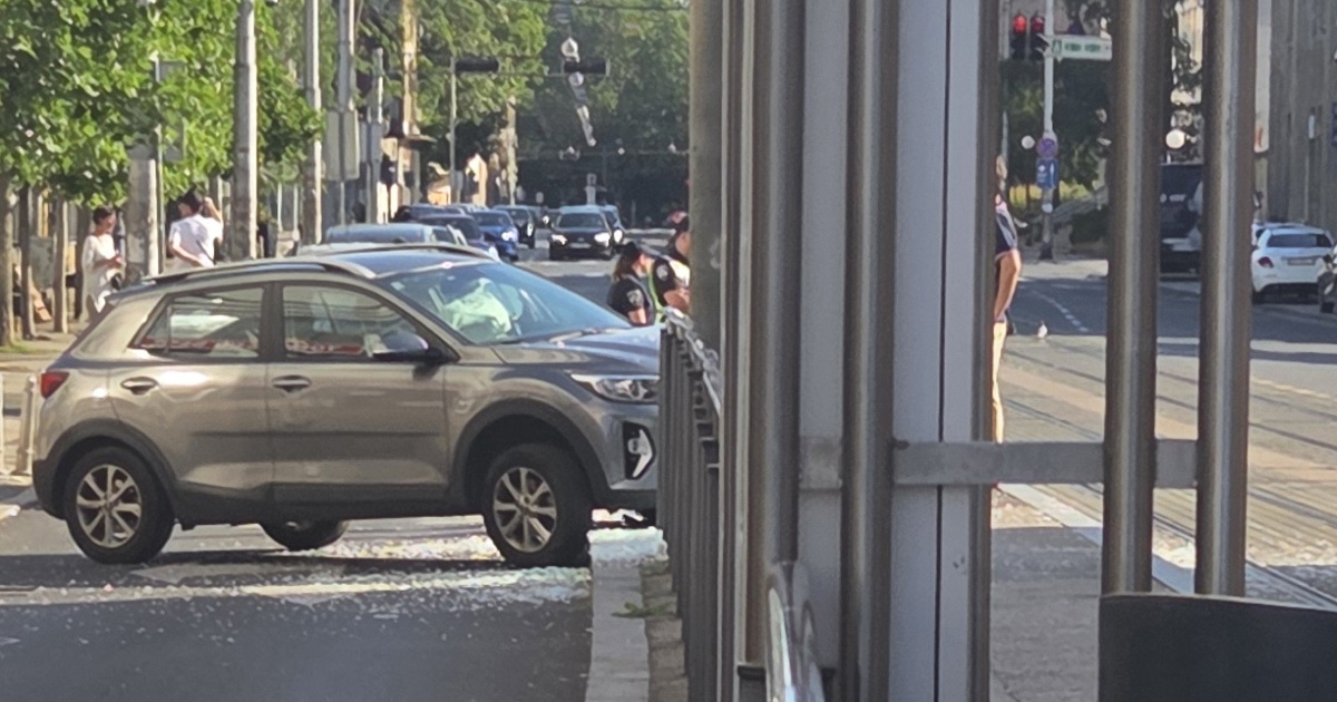 FOTO Auto uletio u tramvajsku stanicu u Zagrebu