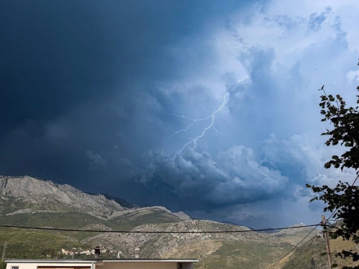 Grmljavinsko nevrijeme pogodilo dijelove Dalmacije. Udari gromova izazvali požare