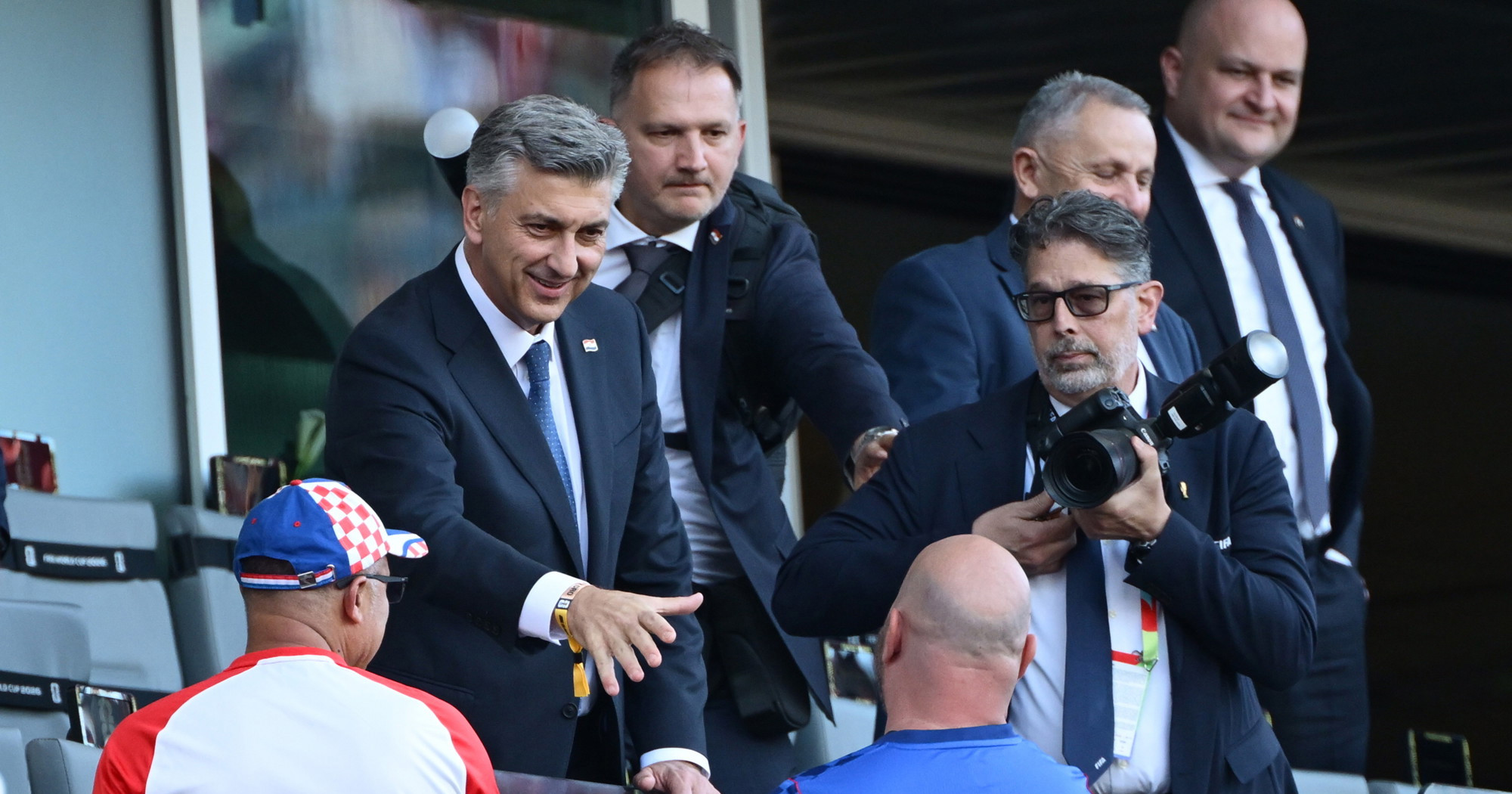 FOTO Andrej Plenković navija za Vatrene na tribinama u Torontu