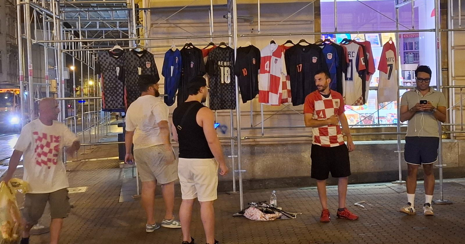Ako još nemate navijačke rekvizite, na Trgu bana Jelačića prodaju se dresovi 😁