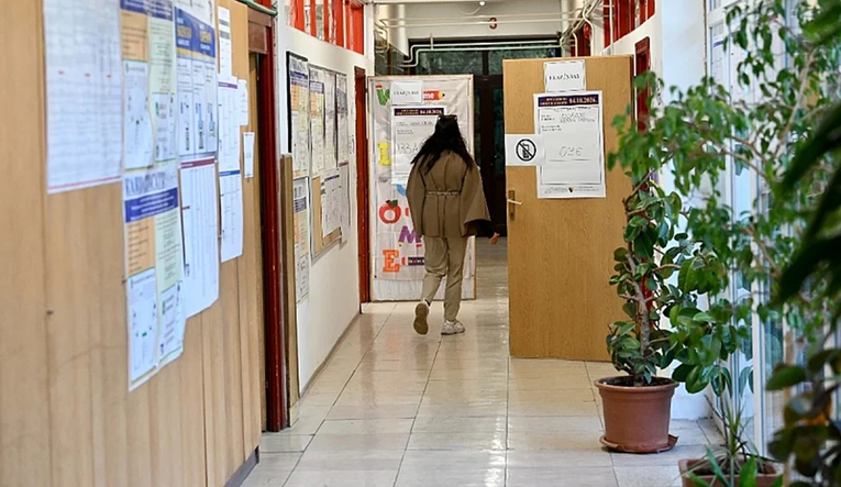 Otvorena birališta u BiH. Biračke odbore dočekali novi strojevi