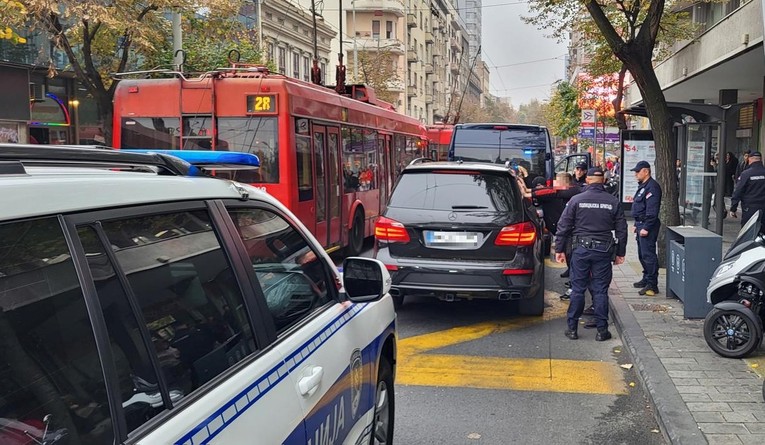 Doček u Srbiji: Jedan mladić izboden pred restoranom, drugi na ulici, treći u tuči