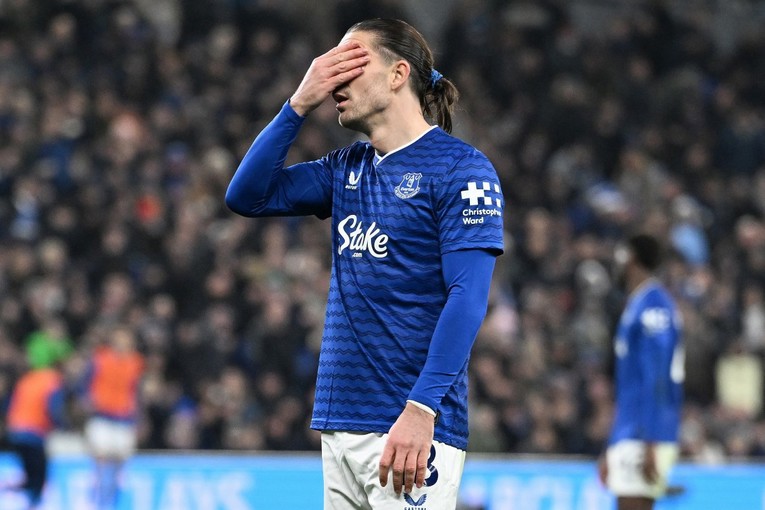 FOTO Grealish došao u kafić u 16:30. Sat vremena kasnije spavao okružen bocama