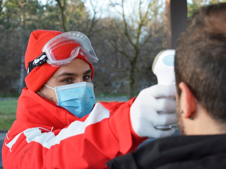 Slovenska vlada imenovala stožer za koronavirus, zasjedala s maskama
