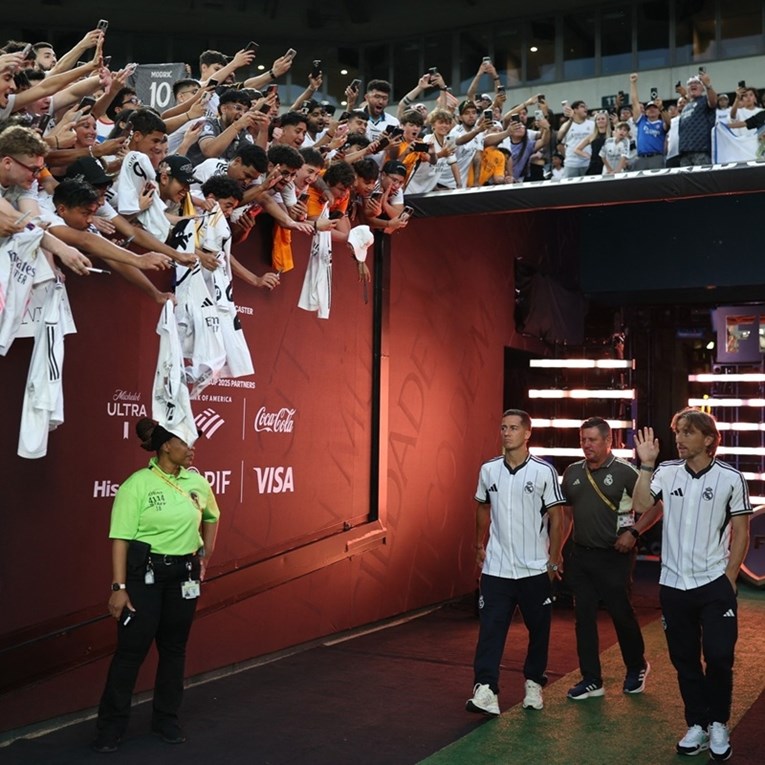 Modrić je došao na stadion. Navijači su podigli mobitele i spustili dresove na potpis