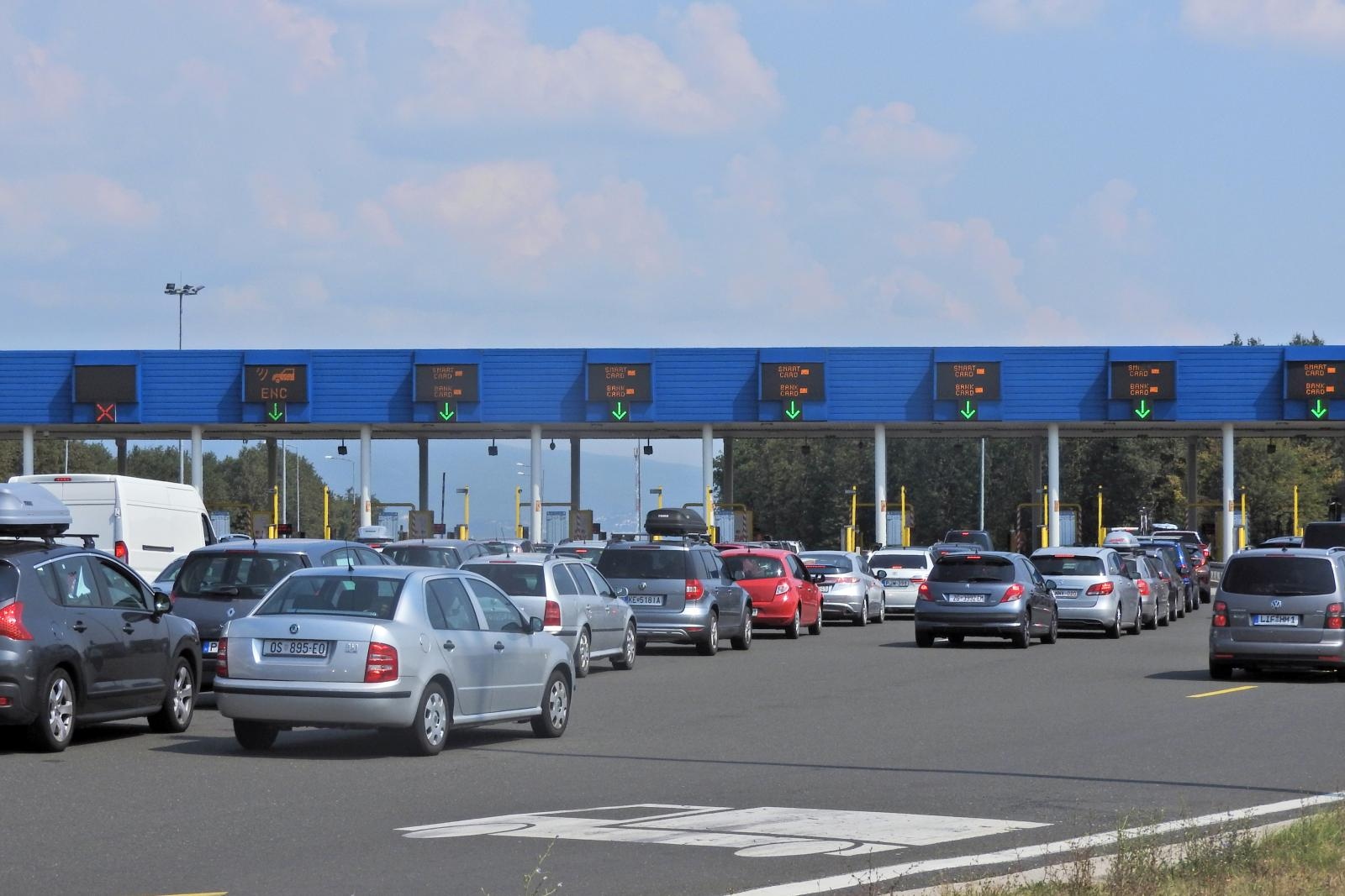 Na Lučkom nema velikih kolona, ali gužve su na granicama