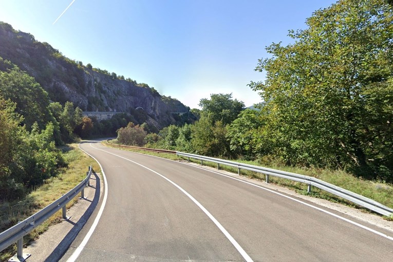 Poginuo vozač srpskih tablica u sudaru s vatrogasnim vozilom kod Knina