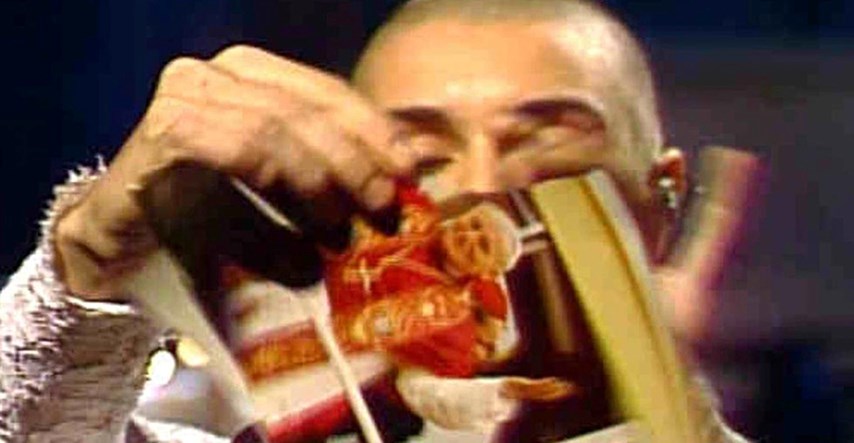 Prije 30 godina Sinéad O'Connor poderala je Papinu fotografiju u live prijenosu