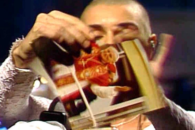 Prije 30 godina Sinéad O'Connor poderala je Papinu fotografiju u live prijenosu