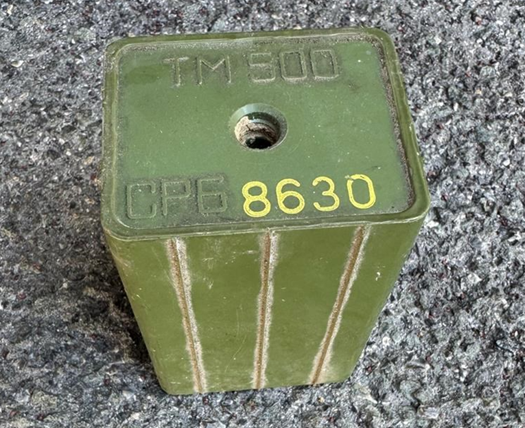 Čistila dvorište pa pronašla pola kilograma eksploziva. Predala ga policiji
