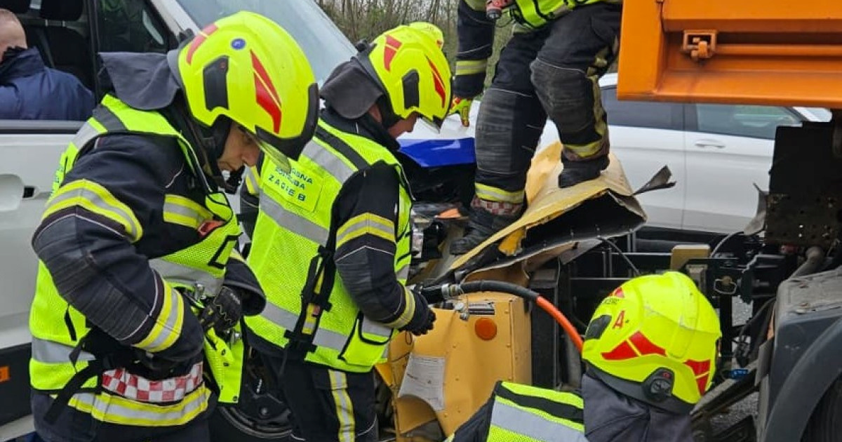 Sudar tri kamiona na A3 kod Zagreba, vatrogasci spasili jednu osobu