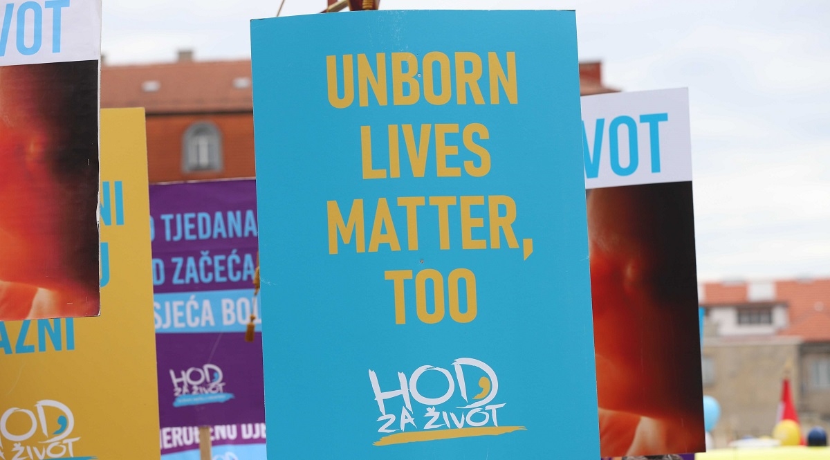 FOTO Ovo su transparenti na Hodu za život: "Unborn lives matter"