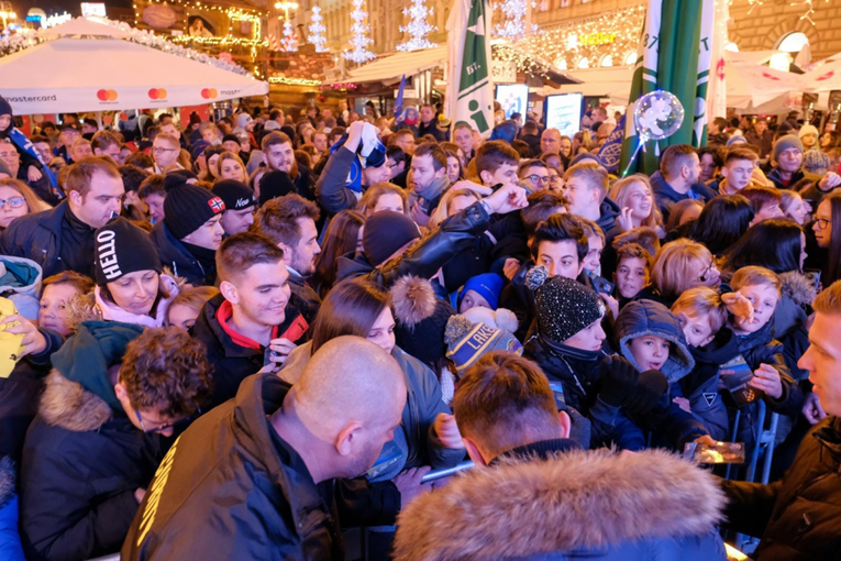 Opći kaos na adventskoj kućici u Zagrebu, evo zašto se pojavila gomila ljudi