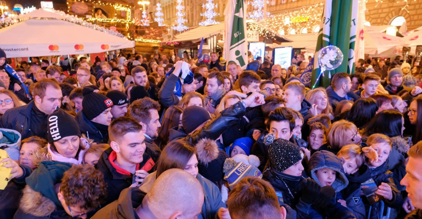 Opći kaos na adventskoj kućici u Zagrebu, evo zašto se pojavila gomila ljudi