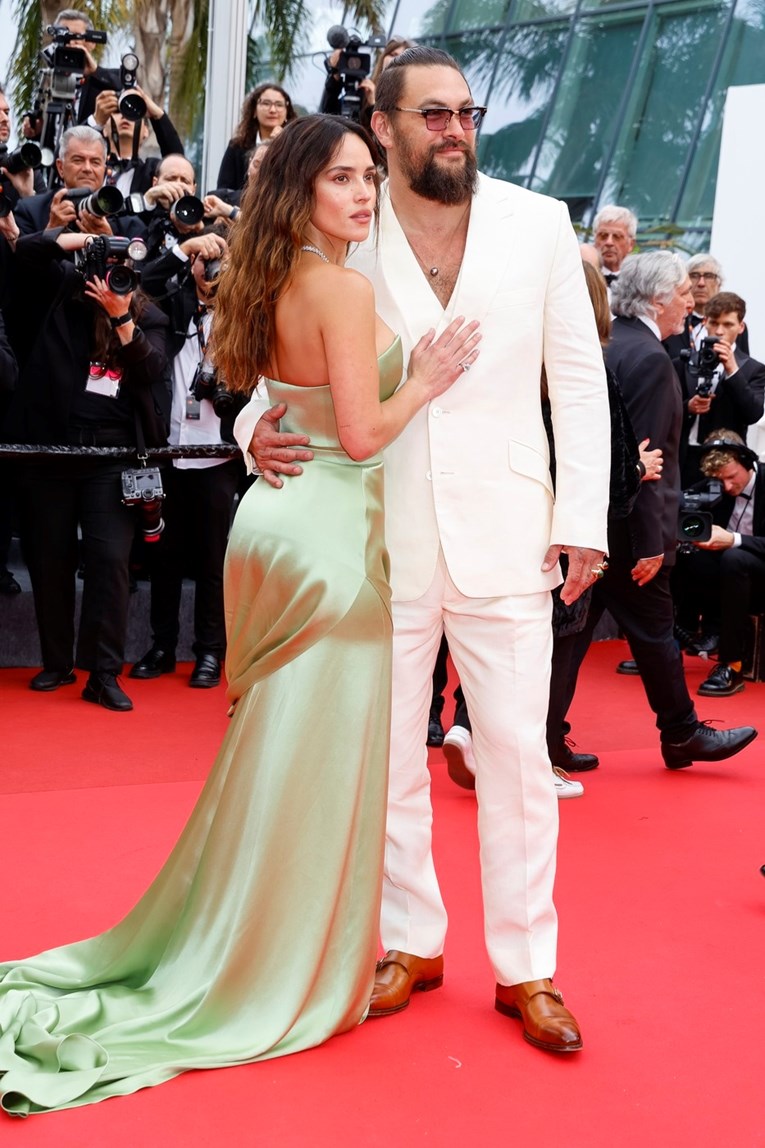 Jason Momoa i 12 godina mlađa glumica privukli pažnju na festivalu u Cannesuu