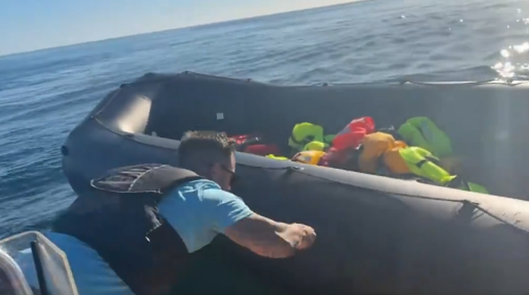 VIDEO Britanski desničarski aktivist snimao kako reže čamac u La Mancheu