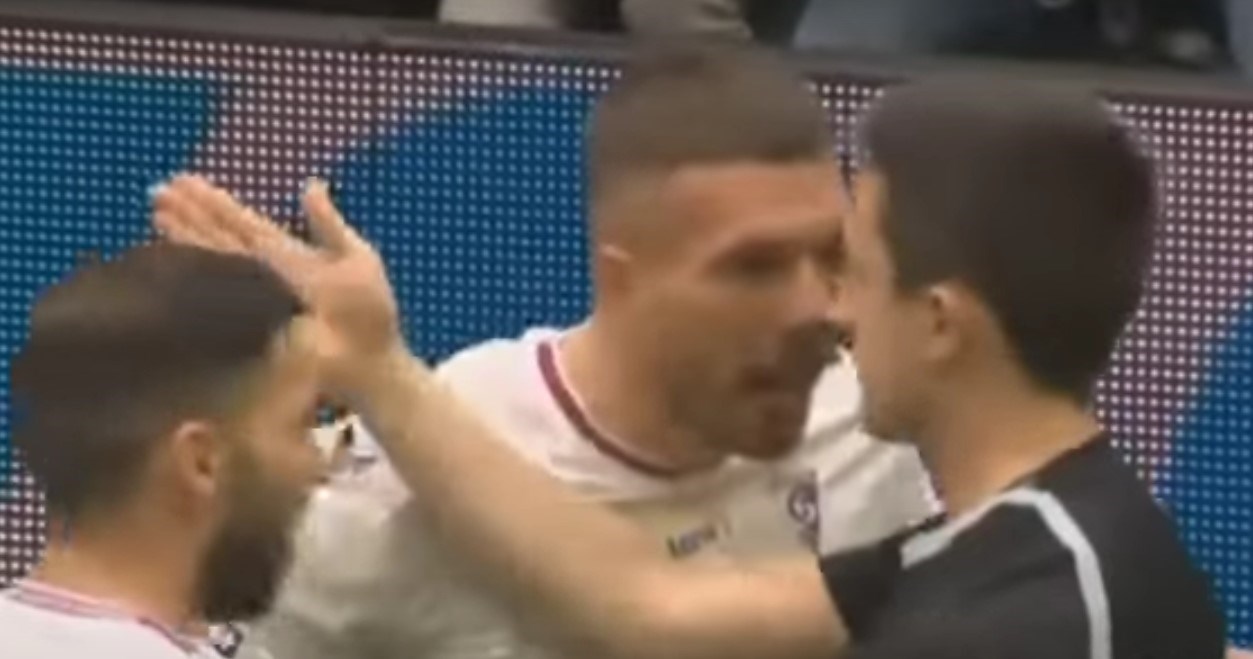 VIDEO Podolski pomogao organizirati dobrotvorni turnir. Prijetio sucu pa bio izbačen
