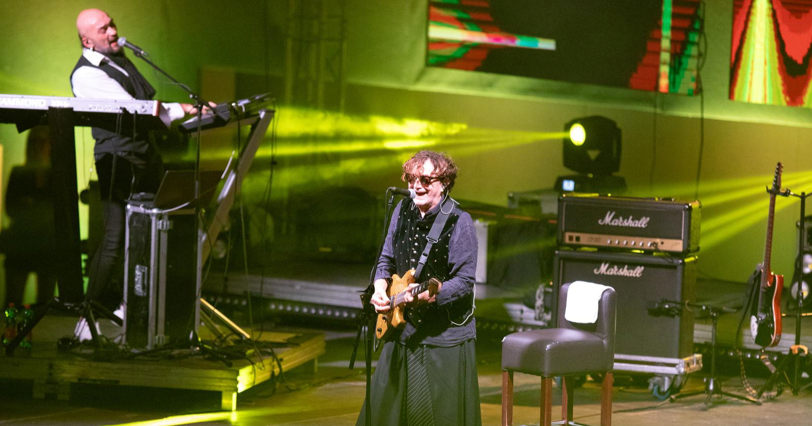 Klavijaturist Bijelog dugmeta Ognjan Radivojević na koncertu propao kroz pozornicu: