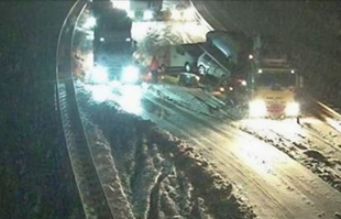 Snijeg pada u Lici, problemi na A1, tunel zatvoren zbog prometne