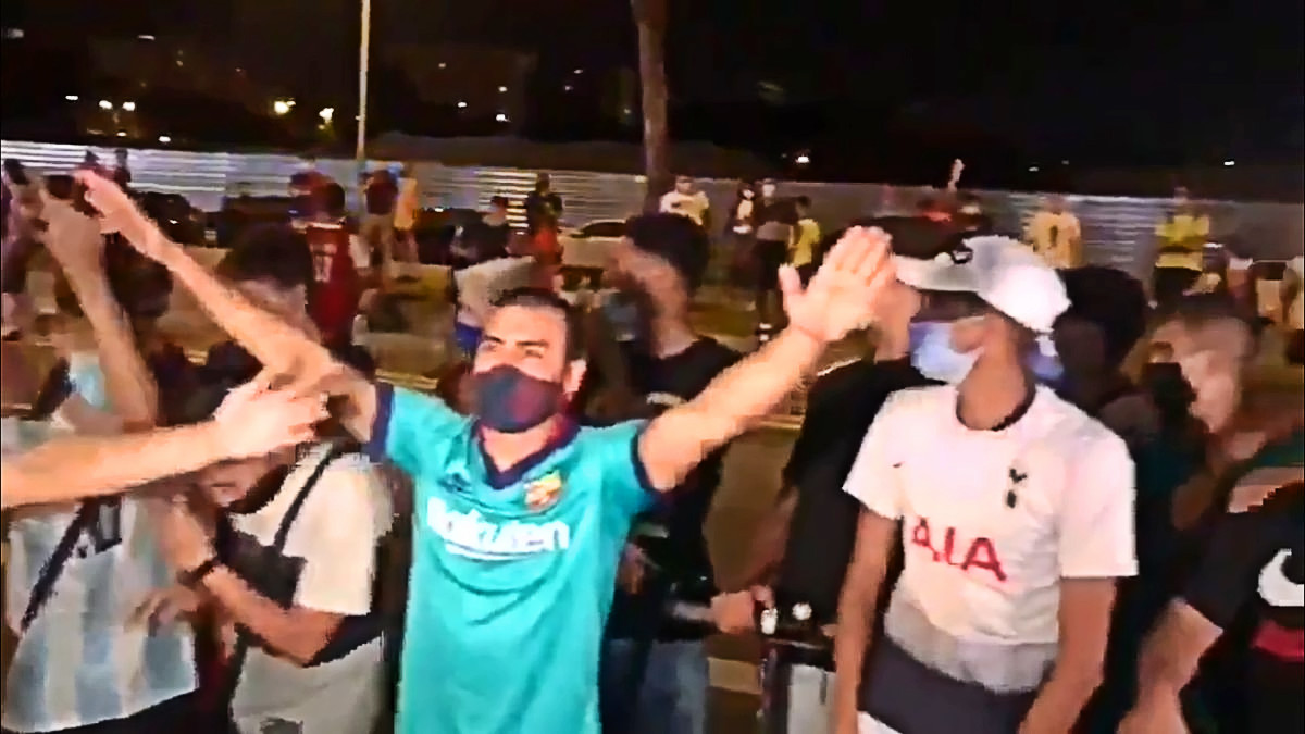 VIDEO Očajni navijači pred Nou Campom pjevali Messiju: Volimo te, ostani