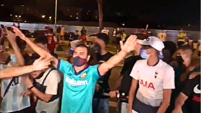 VIDEO Očajni navijači pred Nou Campom pjevali Messiju: Volimo te, ostani