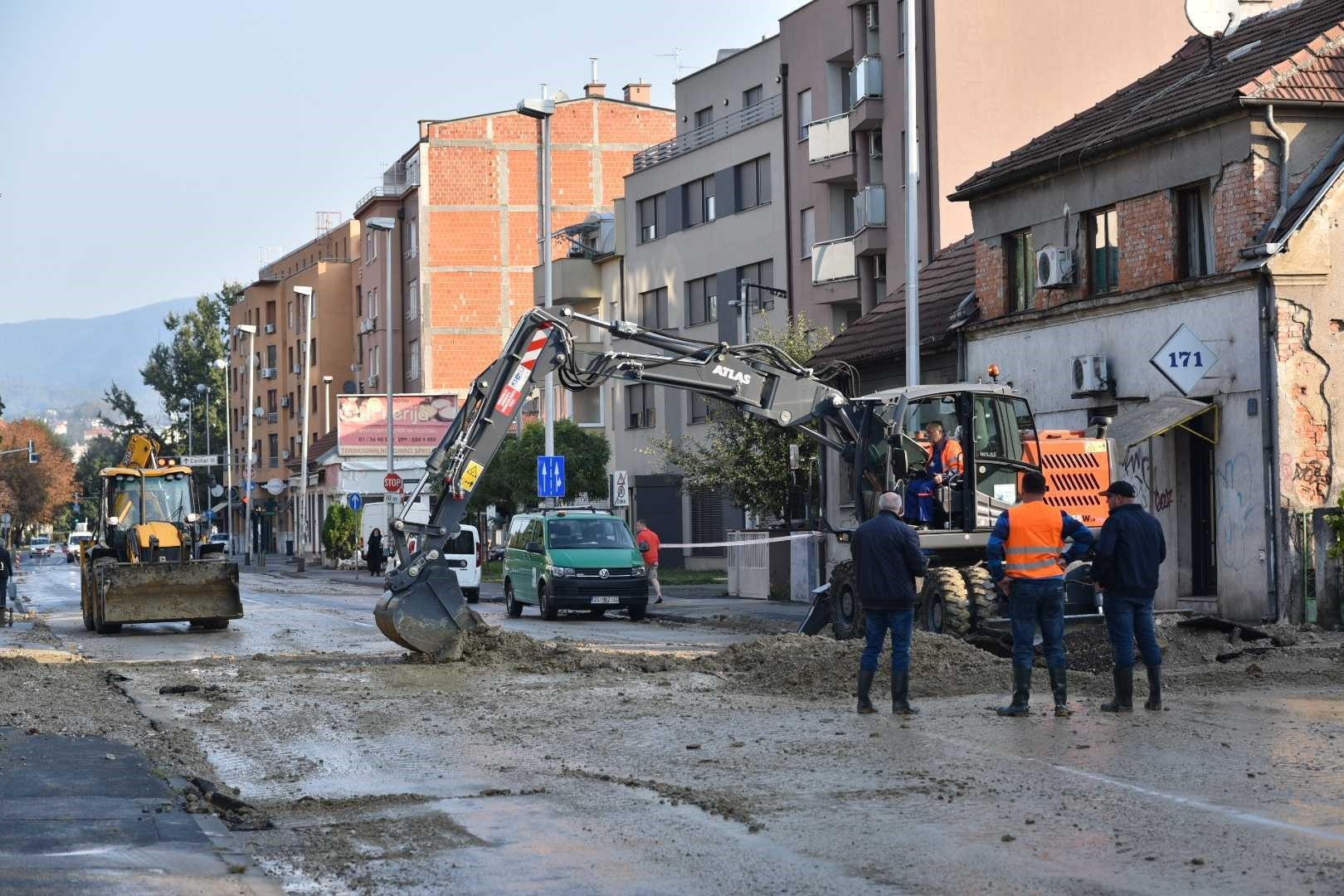 Poplavljen dio Zagreba. Voda tekla satima, zatvorena jedna od prometnijih ulica