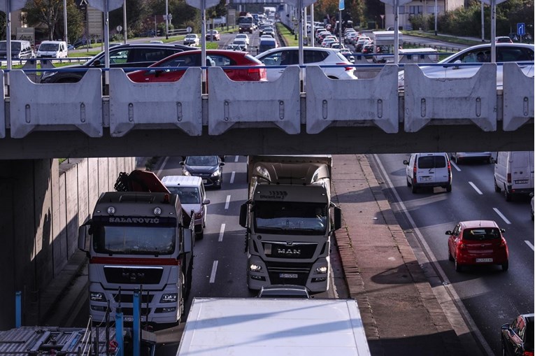 FOTO Prijevoznici prosvjeduju u Zagrebu, ceste blokirane, vozi se usporeno