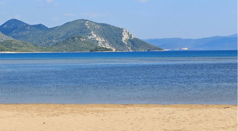 Plaža u Pločama zagađena fekalijama, ne preporučuje se kupanje