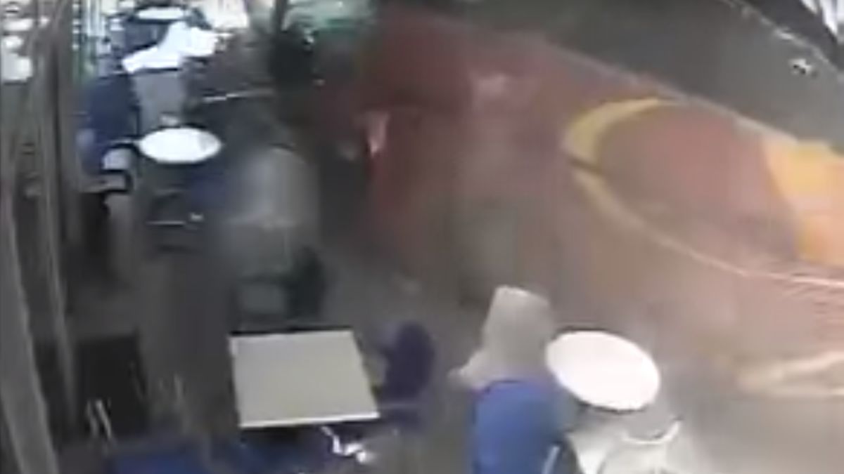 VIDEO Autobus uletio u benzinsku pumpu na Kosovu, dvije osobe poginule