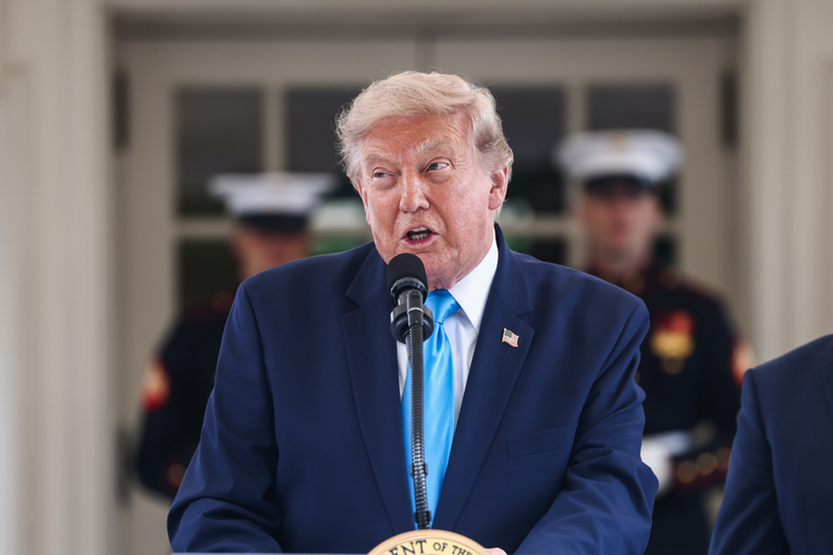 Trump prijeti uništenjem Irana, pa odustaje. Isti obrazac ponovio sedam puta
