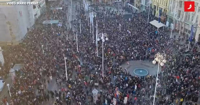Trg u Zagrebu je pun prosvjednika protiv covid-potvrda, pogledajte snimku iz zraka