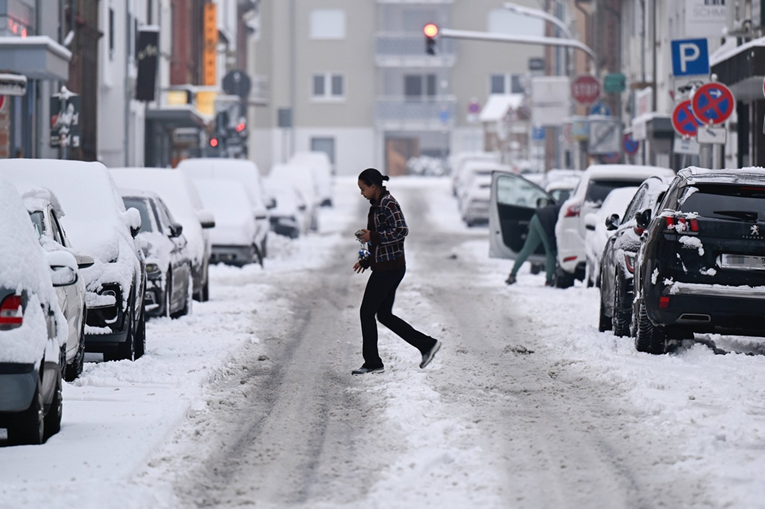 Snijeg u Njemačkoj, zastoji u prometu. Opasnost od "crnog leda"