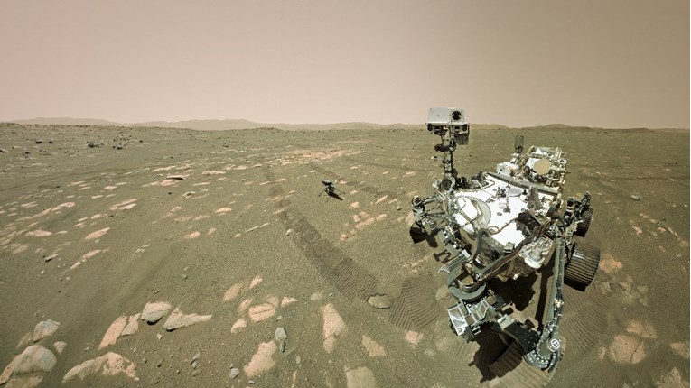 NASA-in rover snimio selfie s malim helikopterom na Marsu