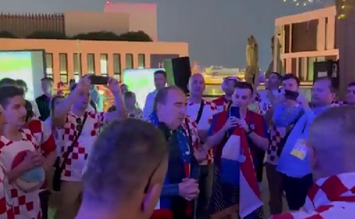 Pogledajte kako je Mladen Grdović poveo molitvu s navijačima nasred ulice u Kataru