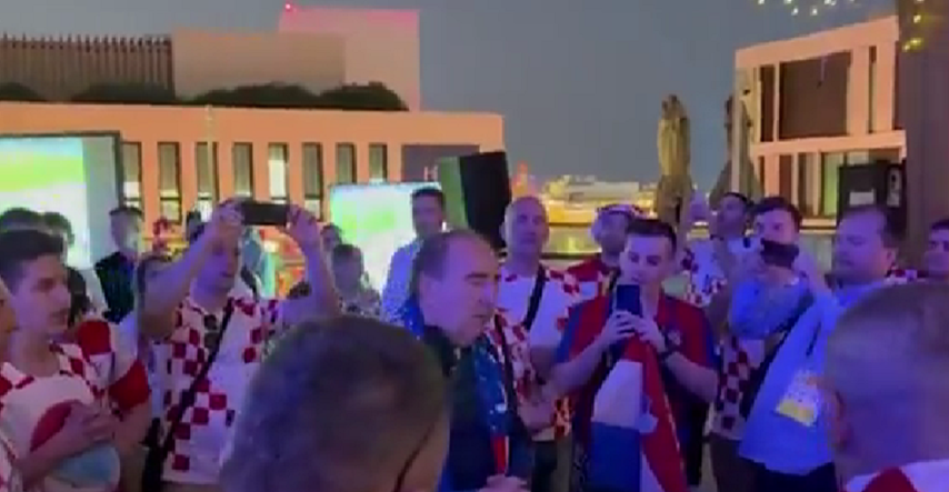 Pogledajte kako je Mladen Grdović poveo molitvu s navijačima nasred ulice u Kataru