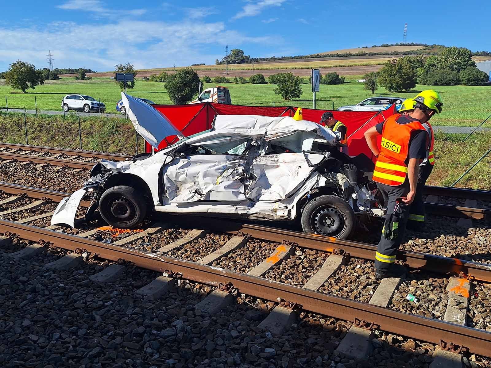 Vlak u Češkoj zgnječio auto, poginuo mladić (22)