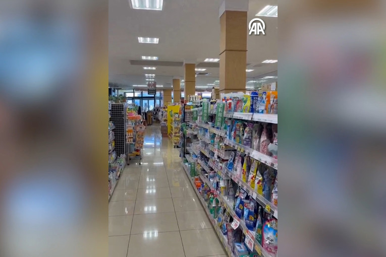 VIDEO Snimljen trenutak potresa u Japanu u trgovini. Stvari padale s polica